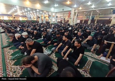 اقامه نماز ظهر عاشورای عزاداران بوشهری