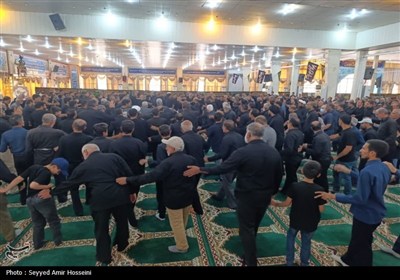 اقامه نماز ظهر عاشورای عزاداران بوشهری