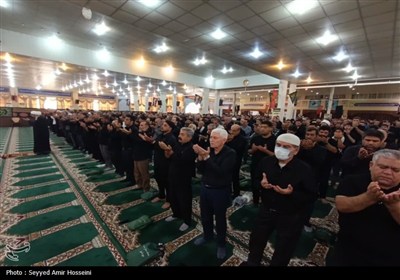 اقامه نماز ظهر عاشورای عزاداران بوشهری