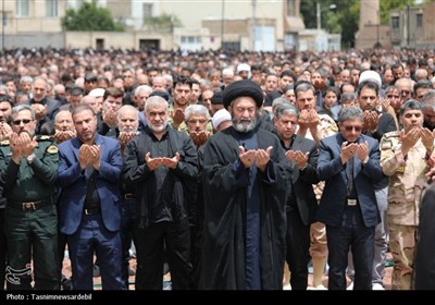 اردبیلِ سربلند؛ نماز ظهر عاشورا با شکوه‌تر از همیشه در دارالارشاد و دارالعباس