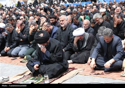 اردبیلِ سربلند؛ نماز ظهر عاشورا با شکوه‌تر از همیشه در دارالارشاد و دارالعباس