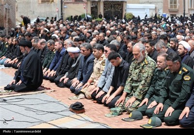 اردبیلِ سربلند؛ نماز ظهر عاشورا با شکوه‌تر از همیشه در دارالارشاد و دارالعباس