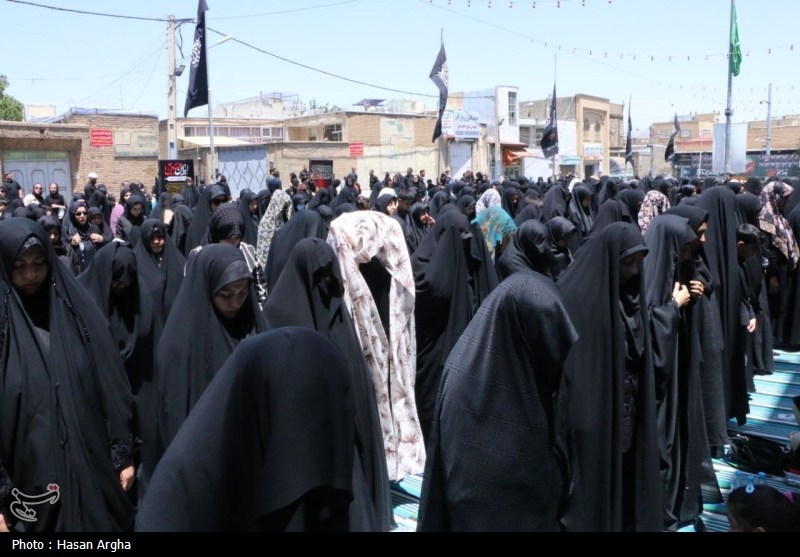 نماز ظهر عاشورا با حضور عاشقان اباعبدالله(ع) در زنجان برگزار شد