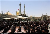 اقامه باشکوه نماز ظهر عاشورا در حرم بانوی کرامت+ تصاویر