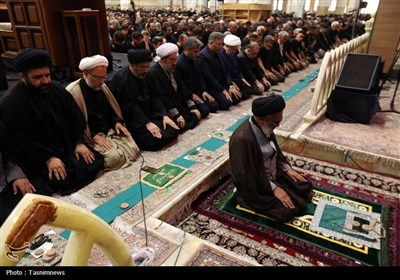 اقامه باشکوه نماز ظهر عاشورا در حرم حضرت معصومه(س)