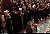 اقامه باشکوه نماز ظهر عاشورا در حرم حضرت معصومه(س)