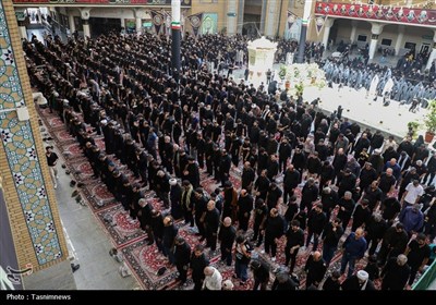 اقامه باشکوه نماز ظهر عاشورا در حرم حضرت معصومه(س)