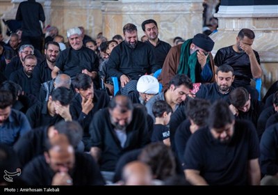 قرائت زیارت ناحیه مقدسه در مسجد جمکران