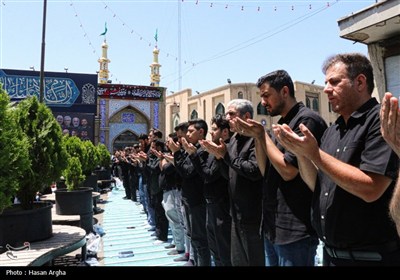 اقامه نماز ظهر عاشورا را در میدان انقلاب زنجان