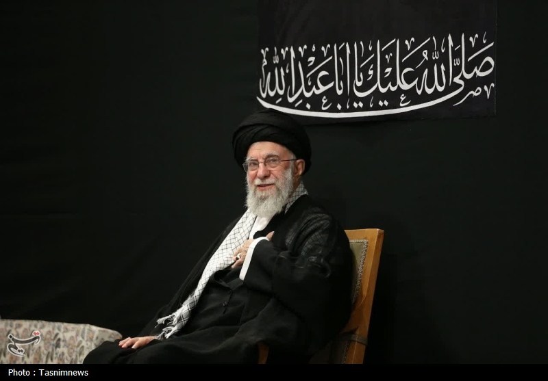 پیام پُرمعنای حضور امام خامنه‌ای در مراسم شب عاشورا؛ ارتباط عمیق امام و امت