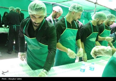 طبخ و توزیع 72 دیگ غذای نذری ظهر عاشورا در بجنورد