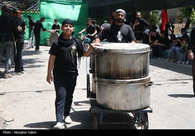 طبخ و توزیع 72 دیگ غذای نذری ظهر عاشورا در بجنورد