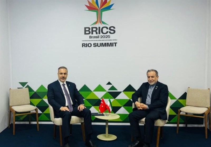 لقاء وزیری خارجیة إیران وترکیا فی البرازیل