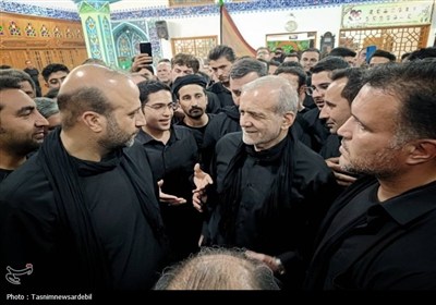 حضور سرزده رئیس‌جمهور پزشکیان در مراسم شام غریبان مسجد اوچدکان اردبیل
