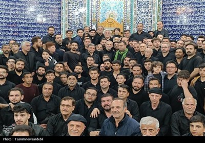 حضور سرزده رئیسجمهور پزشکیان در مراسم شام غریبان مسجد اوچدکان اردبیل