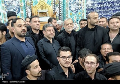 حضور سرزده رئیس‌جمهور پزشکیان در مراسم شام غریبان مسجد اوچدکان اردبیل