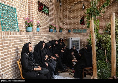 مراسم روضه اباعبدالله الحسین (ع)در خانه تاریخی نبوی قزوین