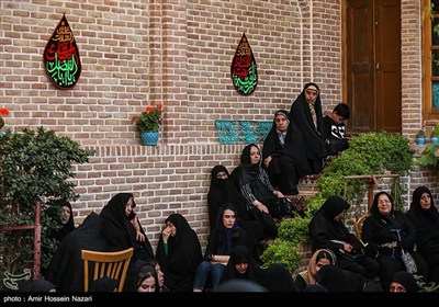 مراسم روضه اباعبدالله الحسین (ع)در خانه تاریخی نبوی قزوین