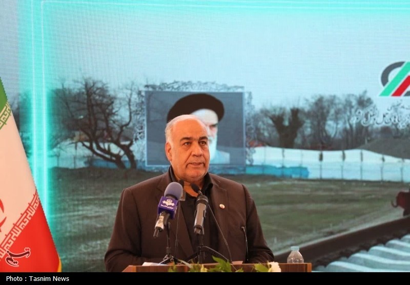 آغاز عملیات ریل‌گذاری راه‌آهن مبارکه ـ سفیددشت ـ شهرکرد + تصویر