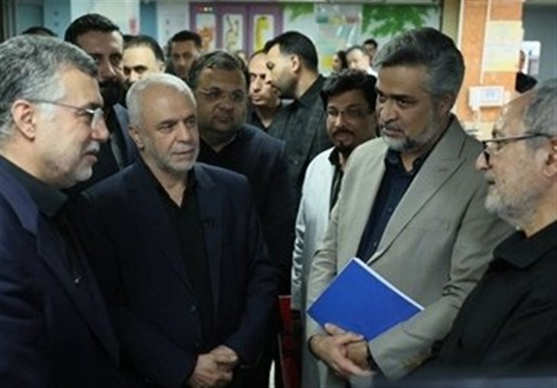 عیادت وزیر بهداشت از بازمانده 5 ساله خانواده شهید رایان قاسمیان