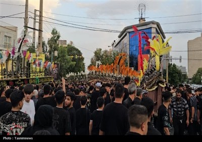کاروان نمادین اسرای کربلا در خیابان‌های ورامین به حرکت درآمد