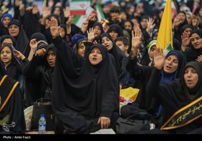 بانوان شیرازی به یاد زنان بنی اسد در تشییع نمادین شهدای کربلا شرکت کردند