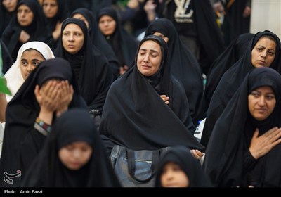 بانوان شیرازی به یاد زنان بنی اسد در تشییع نمادین شهدای کربلا شرکت کردند