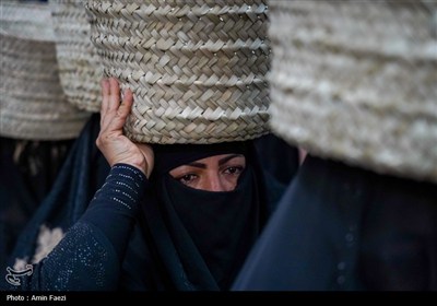 بانوان شیرازی به یاد زنان بنی اسد در تشییع نمادین شهدای کربلا شرکت کردند