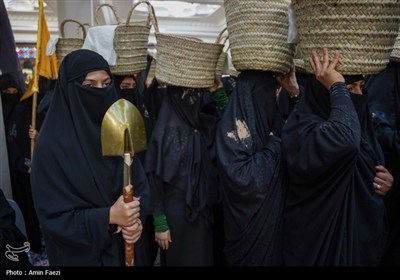 بانوان شیرازی به یاد زنان بنی اسد در تشییع نمادین شهدای کربلا شرکت کردند