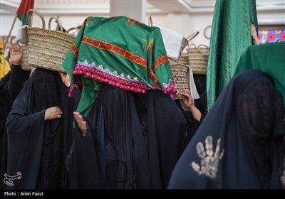 بانوان شیرازی به یاد زنان بنی اسد در تشییع نمادین شهدای کربلا شرکت کردند