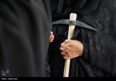 بانوان شیرازی به یاد زنان بنی اسد در تشییع نمادین شهدای کربلا شرکت کردند
