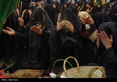 بانوان شیرازی به یاد زنان بنی اسد در تشییع نمادین شهدای کربلا شرکت کردند