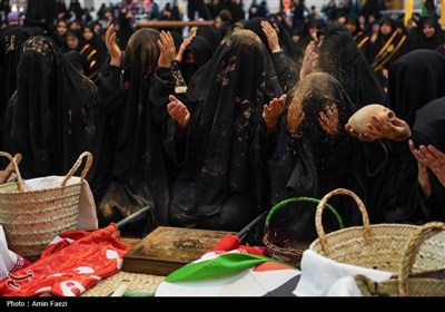 بانوان شیرازی به یاد زنان بنی اسد در تشییع نمادین شهدای کربلا شرکت کردند