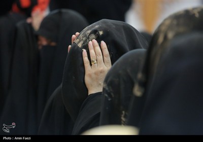 بانوان شیرازی به یاد زنان بنی اسد در تشییع نمادین شهدای کربلا شرکت کردند