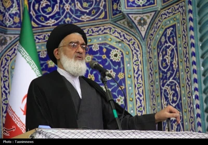امام جمعه قم: رهبر انقلاب با سلاح نرم به مصاف جنگ ادراکی دشمن رفته‌اند