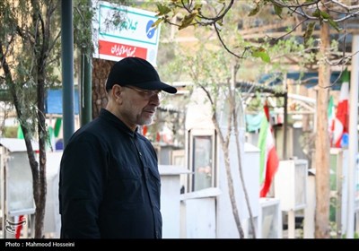 حضور سحرگاهی محمدباقر قالیباف بر مزار شهدای تهاجم رژیم صهیونیستی