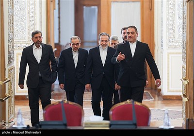 Top Iranian Diplomat Meets Foreign Envoys in Tehran