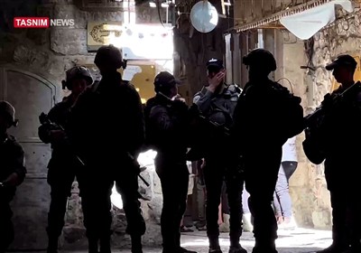 إضافة الى الاغتیالات.. سیاسة الاحتلال فی الخلیل: اعتقال الشباب والرجال وتدمیر الممتلکات