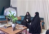 حضور زهرا پزشکیان در منزل شهید حاجی‌زاده