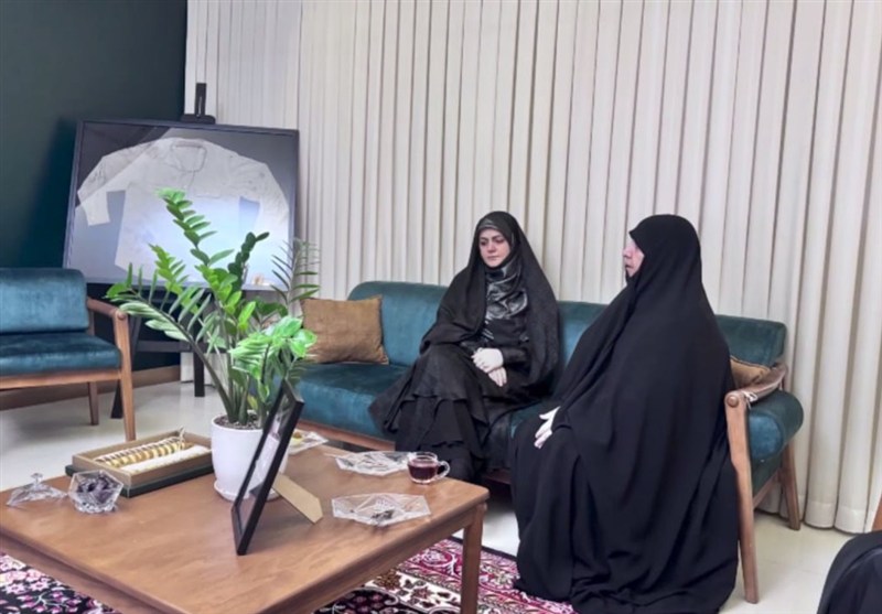 حضور زهرا پزشکیان در منزل شهید حاجیزاده