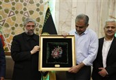 فی مرقد الإمام الرضا (ع).. وزیر الداخلیة الباکستانی یصف تجربة زیارته بأنها معنویة