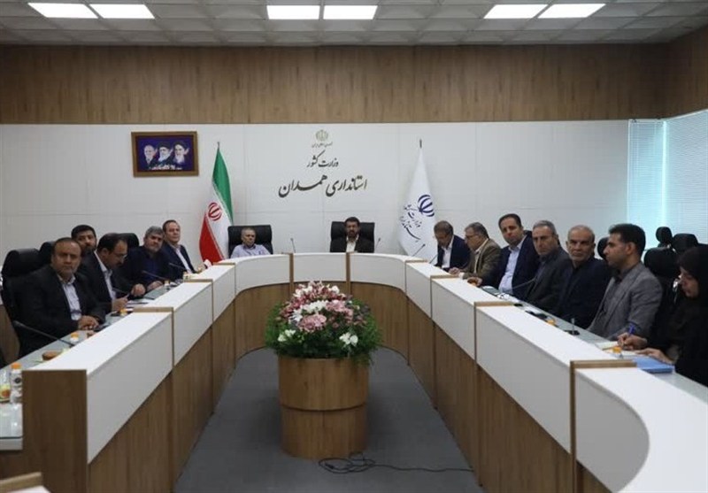 دیدار نماینده ویژه رئیس‌جمهور با فعالان همدانی/ تأکید بر خط قرمز “منافع ایران