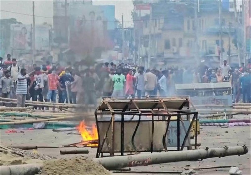 Bangladeshi Forces Clash with Supporters of Ousted Leader Hasina, Leaving at Least 4 Dead