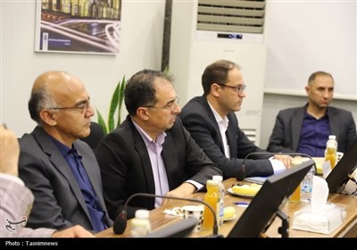 دیدار وزیر کار با تولیدکنندگان زنجان