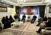 قالیباف در منزل شهید محمدمهدی طهرانچی حضور یافت