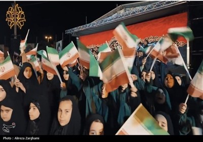 همخوانی سرود ملی «ای ایران» توسط نوجوانان قزوینی