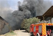 اطفای حریق در کارگاه فرآوردههای نفتی منطقه جادهزیار اصفهان