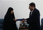 ابلاغ سلام امام خامنهای به خانواده شهید فریدون عباسی توسط مخبر