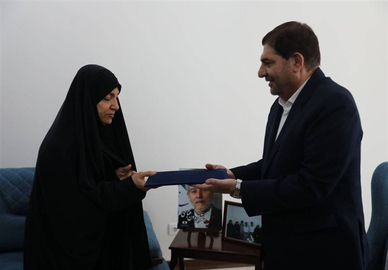ابلاغ سلام امام خامنهای به خانواده شهید فریدون عباسی توسط مخبر
