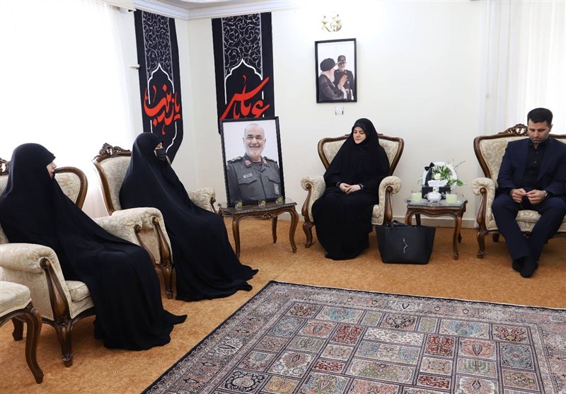 دیدار دختر پزشکیان با خانواده شهید سپهبد سلامی